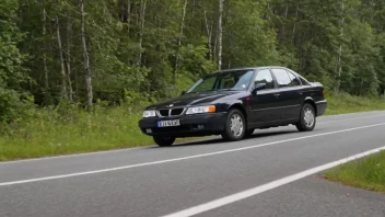 En bil som kjører baklengs på en norsk vei, med et varselsskilt i bakgrunnen