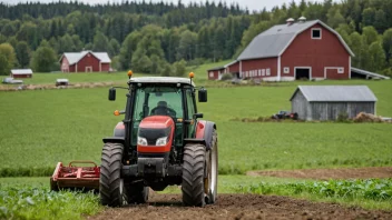 En bonde i et felt, med en traktor og en låve i bakgrunnen.