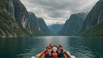 En vakker utsikt over en fjord i Norge med en båt som seiler gjennom.