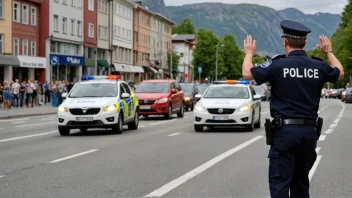 En politibetjent i gul vest dirigerer trafikken på en travel vei i Norge, med biler og busser i bakgrunnen.