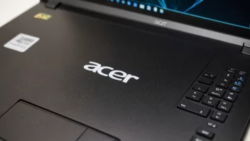 Et bilde av en Acer-datamaskin med selskapets logo.