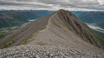 En bratt og steinete ås eller rygg i et norsk fjellandskap.