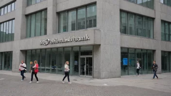 En stor, moderne bankbygning med en skilt som leser 'Medlemsbank' på norsk.