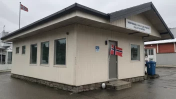 Et norsk tollkontor med en skilt og et norsk flagg