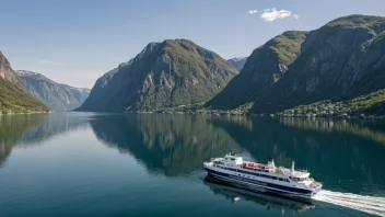 En bybåt som seiler gjennom en fjord i Norge.