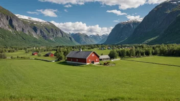 En tradisjonell norsk gård med et rødt fjøs og en grønn åker.