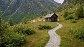 En idyllisk utsikt over en setersti, en sti som fører til en liten gård eller fjellhytte i norske fjell.