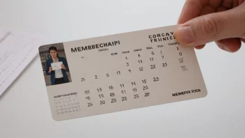 En person som holder et medlemskort med en kalender i bakgrunnen, illustrerer begrepet medlemsperiode