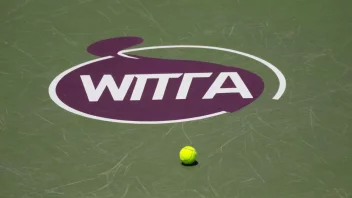 WTA-logoen på en tennisbane