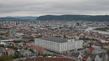 Et foto av en bygning med en skilt som leser 'Trondheimsbedrift' på norsk, med en bysilhuett av Trondheim i bakgrunnen.