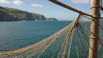 Et fiskegarn, kjent som en sveir, henger fra en treramme med et fredelig kystlandskap i bakgrunnen.