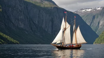 En tradisjonell norsk åfjordsbåt seiler i en fjord