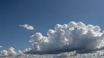 En fredelig gråblå himmel med noen hvite skyer