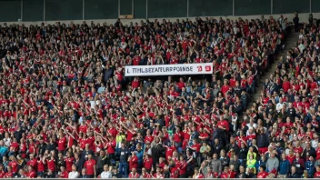 Et stadion med en fullsatt tribune for tilhørerne.