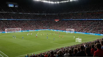 Et stadion fylt med mennesker som ser på en fotballkamp.