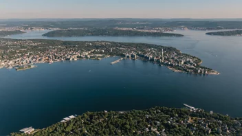 En luftig utsikt over Oslofjorden med Oslo by i bakgrunnen