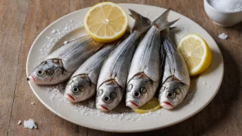 En tallerken med mildtsaltet fisk, med en strøk salt og en squeeze sitron.