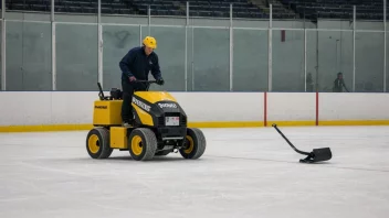 En person som kjører en isfeiermaskin på en ishockeybane