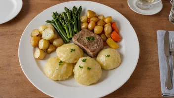 En tradisjonell norsk rett med svinepølser, en type pølse laget av svinekjøtt.