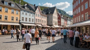 Et bytorget i Norge med historiske bygninger og livlig atmosfære