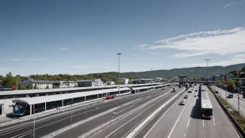 En stor innenlandsterminal med flere busser og tog, omgitt av moderne bygninger og infrastruktur.