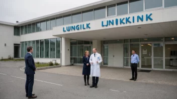 Et sykehusbygg med en skilt som leser 'Lungeklinik' på norsk