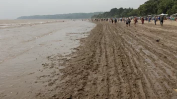 En naturskjønn utsikt over en leirstrand med mennesker som nyter friluftslivet