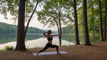 Et fredelig og avslappende bilde av en person som praktiserer yoga i naturen.