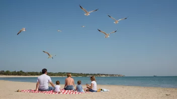 En familie som nyter et strandbesøk på en solfylt dag.