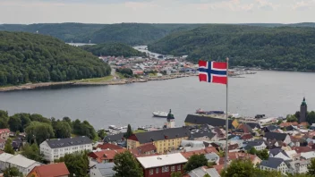 Et malerisk bilde av Halden, Norge med et flagg eller en skilt med ordet 'haldensk' på det.