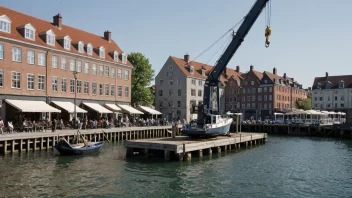 En løftebrygge med en båt som løftes ut av vannet.