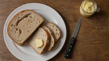 En tallerken med skivede brød, ofte brukt som tilbehør eller til å lage smørbrød.