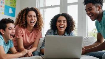 En gruppe studenter som ler og ser på en morsom video på en laptop.