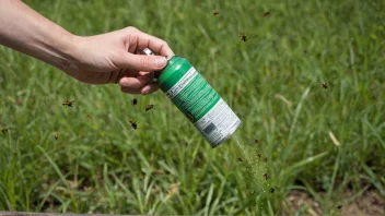 En person som holder en sprayflaske med insektspray, med insekter som flyr rundt dem.