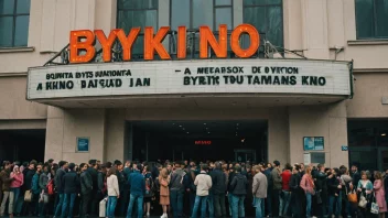 En bykino med en folkemengde utenfor.