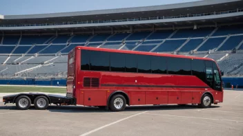 En sportsbuss med tilhenger, brukt for å transportere sportsutstyr og mennesker.