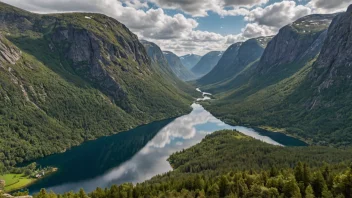 Et fredelig landskap med rullende åser, skoger og en innsjø i bakgrunnen.