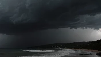 En stormfull natt med mørke skyer og kraftig regn