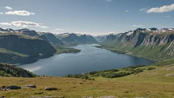 Et åndeløst landskap med rullende åser og daler, typisk for Norges Bølandet, med en fredelig innsjø eller elv og majestetiske fjell.