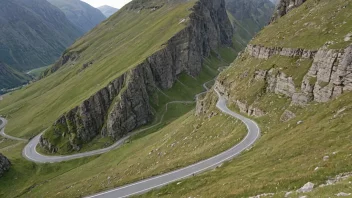 En trang fjellpass med en svingete vei og bratte klipper på begge sider.