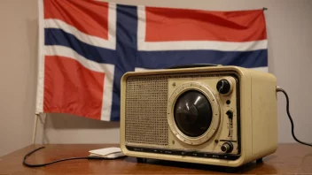 Et gammelt radioapparat som spiller et drama, med et norsk flagg i bakgrunnen.