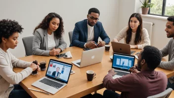 En gruppe mennesker fra ulike bakgrunner og aldre samlet rundt et bord med ulike medieenheter som laptoper, smarttelefoner og aviser.