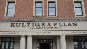 Et byråd eller kommunehus med et banner eller skilt som leser 'Kulturplan', som symboliserer en plan for kultur og kunst.