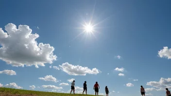 En solrik dag med en klar blå himmel og noen hvite skyer, med mennesker som nyter utendørs.