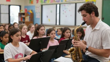 En skolemusiker som spiller gitar i et klasserom, med elever som klapper langs.