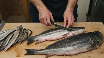 En person flår en fisk med en kniv, med en haug av fiskeskinn i bakgrunnen.