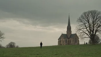 En person som står foran en kirke, inspirert av søndagsbudskapet.