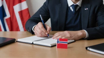 En person som skriver i en notatbok med et norsk flagg i bakgrunnen