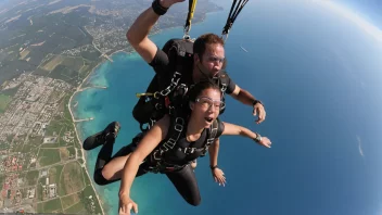 En person i luften, med en fallskjerm eller bungee-linje festet, med et uttrykk av spenning og frykt i ansiktet.