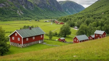 En tradisjonell norsk gård med et rødt trehus og et grønt tak, omgitt av rullende åser og marker.